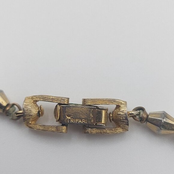 Signed Crown Trifari Rare Milk Glass Lariat Necklace Rare design on beads - Picture 7 of 7